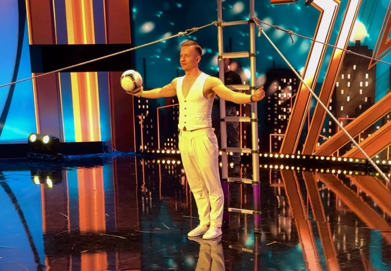 Freestyle football show na drabinie